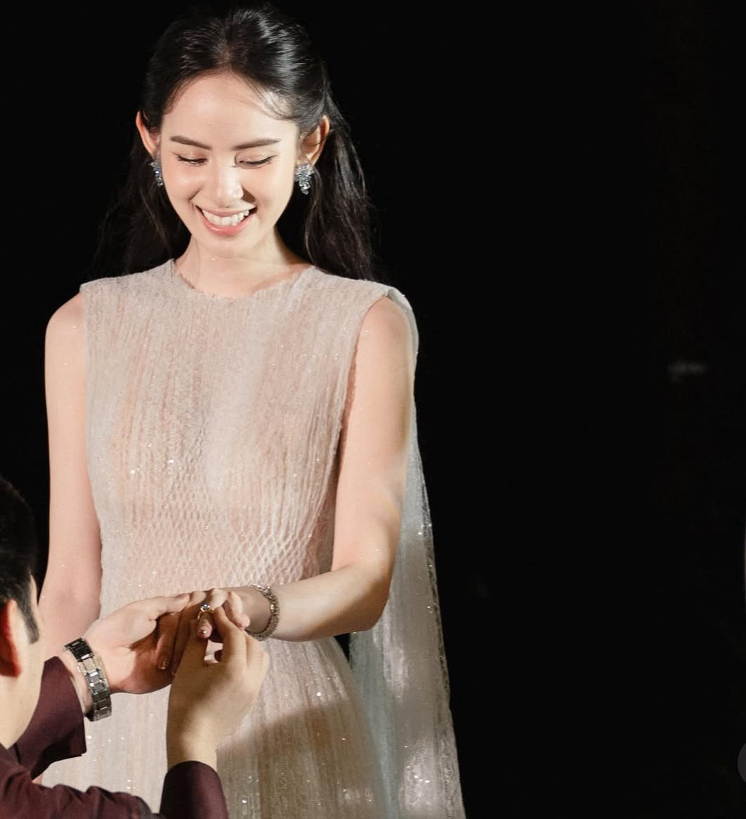 Lộ clip cầu hôn siêu hot của thiếu gia nhà giàu và Hương Liên