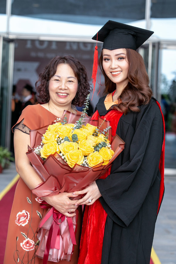 Mẹ ruột Á hậu Thụy Vân: Công tác trong ngành y, tuổi hưu được con gái hết lòng báo hiếu- Ảnh 4.