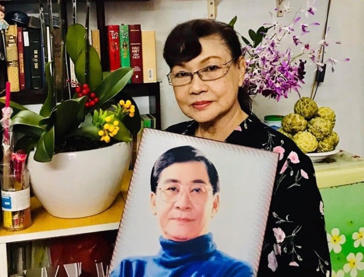 Nghệ sĩ Kim Hồng bên di ảnh chồng.