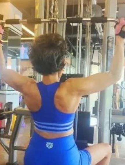 Ngưỡng mộ bà lão 71 tuổi có cơ bụng 6 múi, đoạt giải cao cuộc thi thể hình- Ảnh 2.