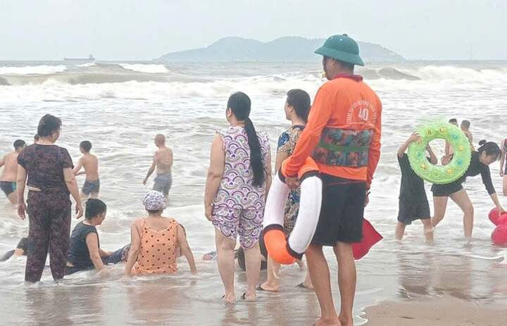 Nhiều người dân vẫn tắm trong lúc biển động, sóng to.