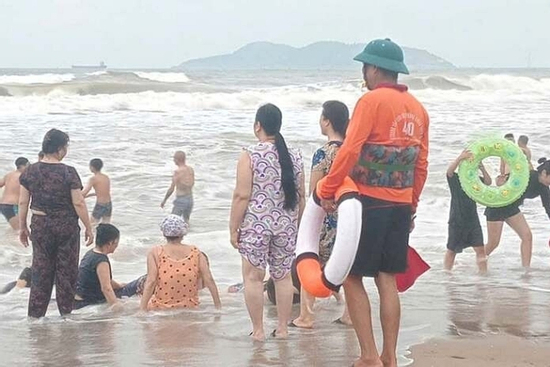 Sáng nay, hơn 20 du khách gặp nạn ở biển Cửa Lò