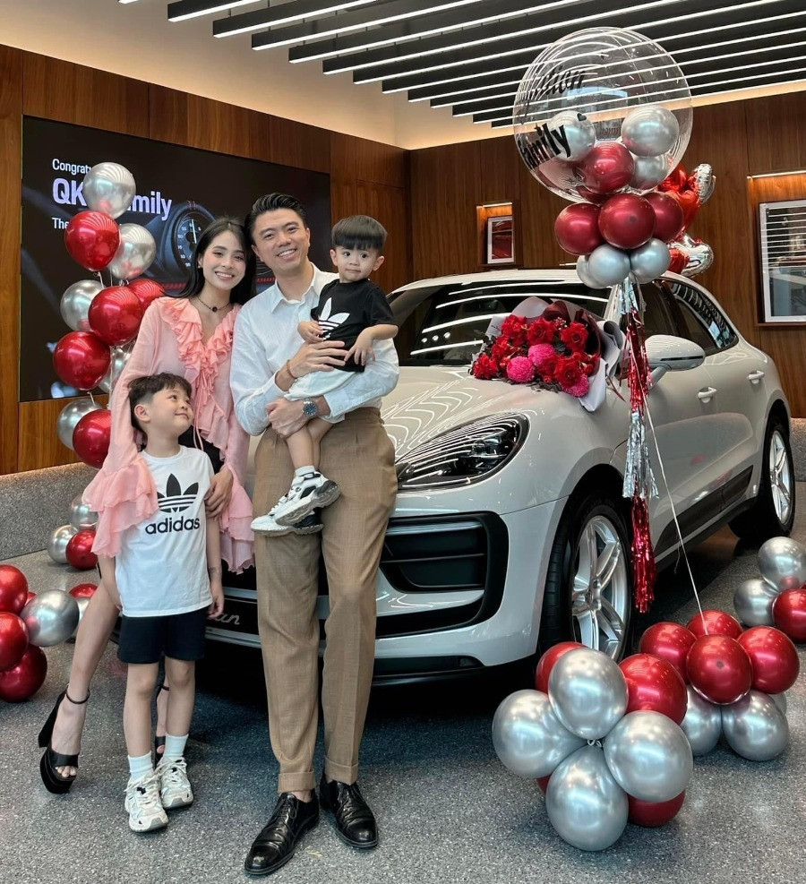 Tóm Gọn 1 Ca Sĩ Vbiz Và Chồng Đại Gia Tại Sân Bay, Ngoại Hình 'Đũa Lệch' Gây Chú Ý 9 Tóm Gọn 1 Ca Sĩ Vbiz Và Chồng Đại Gia Tại Sân Bay Ngoại Hình Đũa Lệch Gây Chú Ý