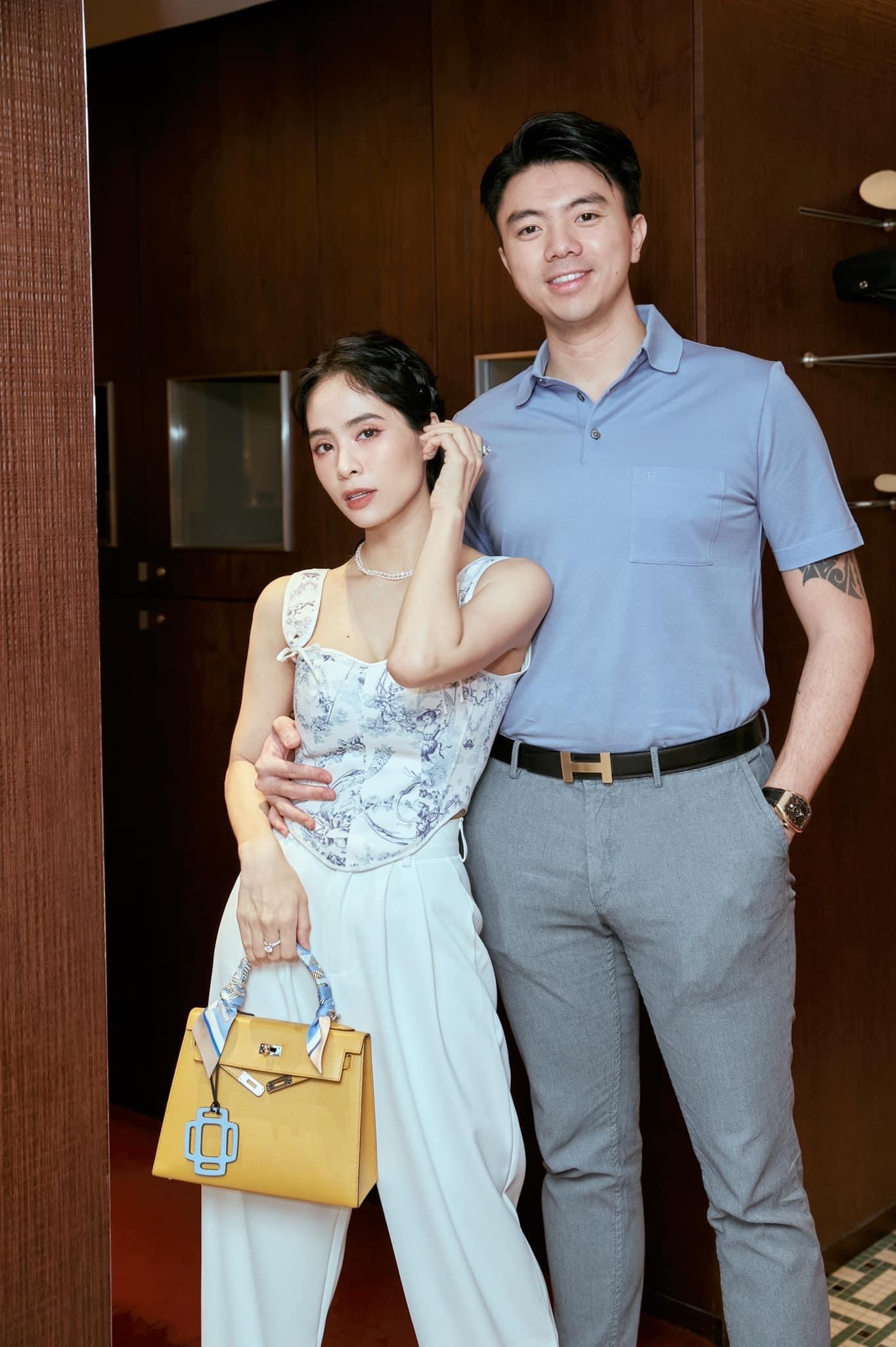 Tóm gọn 1 ca sĩ Vbiz và chồng đại gia tại sân bay ngoại hình đũa lệch gây chú ý