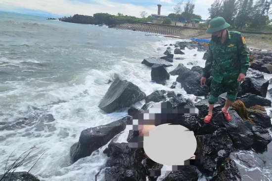 Xác minh danh tính thi thể nữ giới mặc áo đen có ký hiệu chữ B, dạt vào đảo Cồn Cỏ