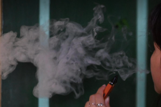 Đề xuất phạt tới 10 triệu đồng nếu không ngăn cản người hút thuốc lá điện tử