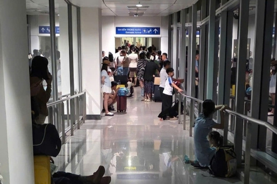 Hành khách 'mắc kẹt' 30 phút trong ống lồng ga đến Tân Sơn Nhất vì lý do bất ngờ