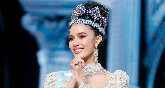 Hoa hậu Thế giới 2025 bật khóc, quỳ cảm ơn giữa biển người hâm mộ