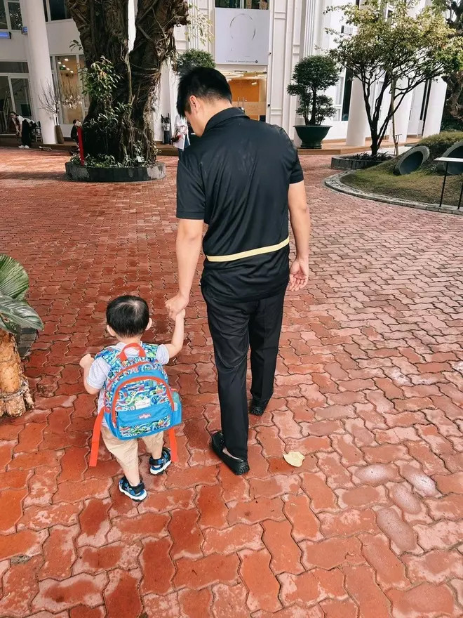 Quý tử 4 tuổi của ông chủ Sài Gòn Square hiếm hoi lộ diện sống chuẩn rich kid