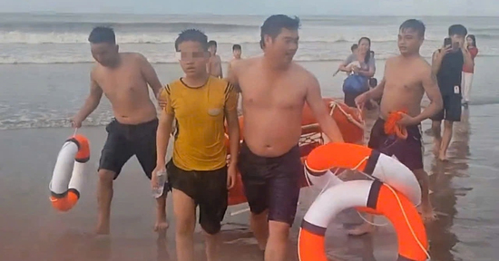 Thêm nhóm du khách bị sóng cuốn trong lúc tắm biển ở Hà Tĩnh