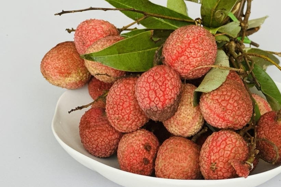 Người phụ nữ đi cấp cứu khi ăn hơn 100 quả vải, bác sĩ đưa ra cảnh báo quan trọng