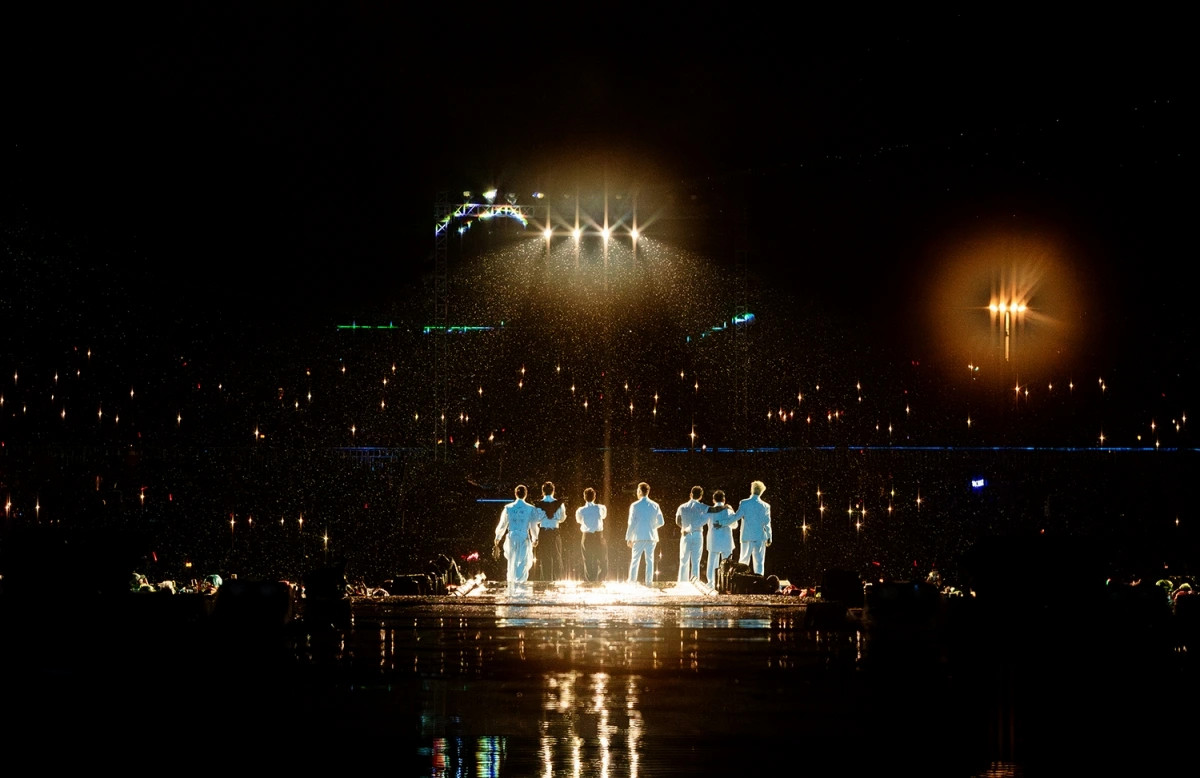 nsnd tu long chung toi xin loi ca nhung bac phu huynh dang doi con duoi mua hinh anh 1