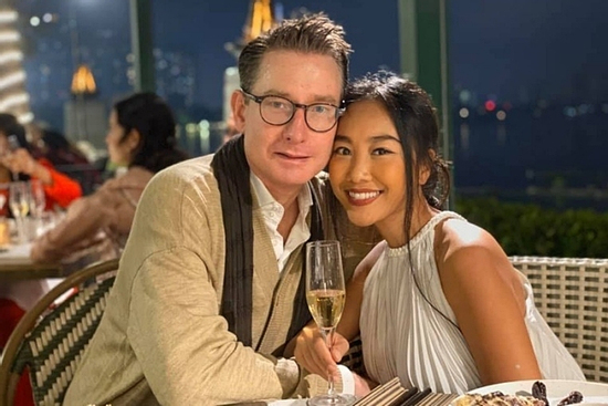 Nữ ca sĩ Việt hủy hôn vào phút chót, giờ lấy chồng Tây, được chồng đối xử ra sao?