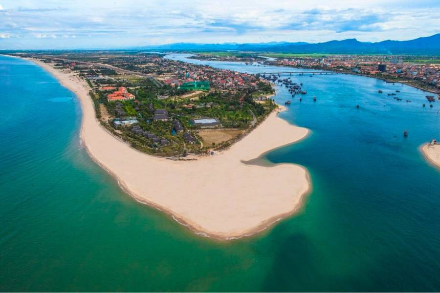 Phát hiện bãi biển ít du khách biết ở Quảng Bình, người bản địa nhận xét: Hoang sơ, đẹp hơn Nhật Lệ - Ảnh 2.