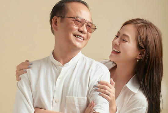 Thu Quỳnh khoe bố ruột phong độ, điển trai