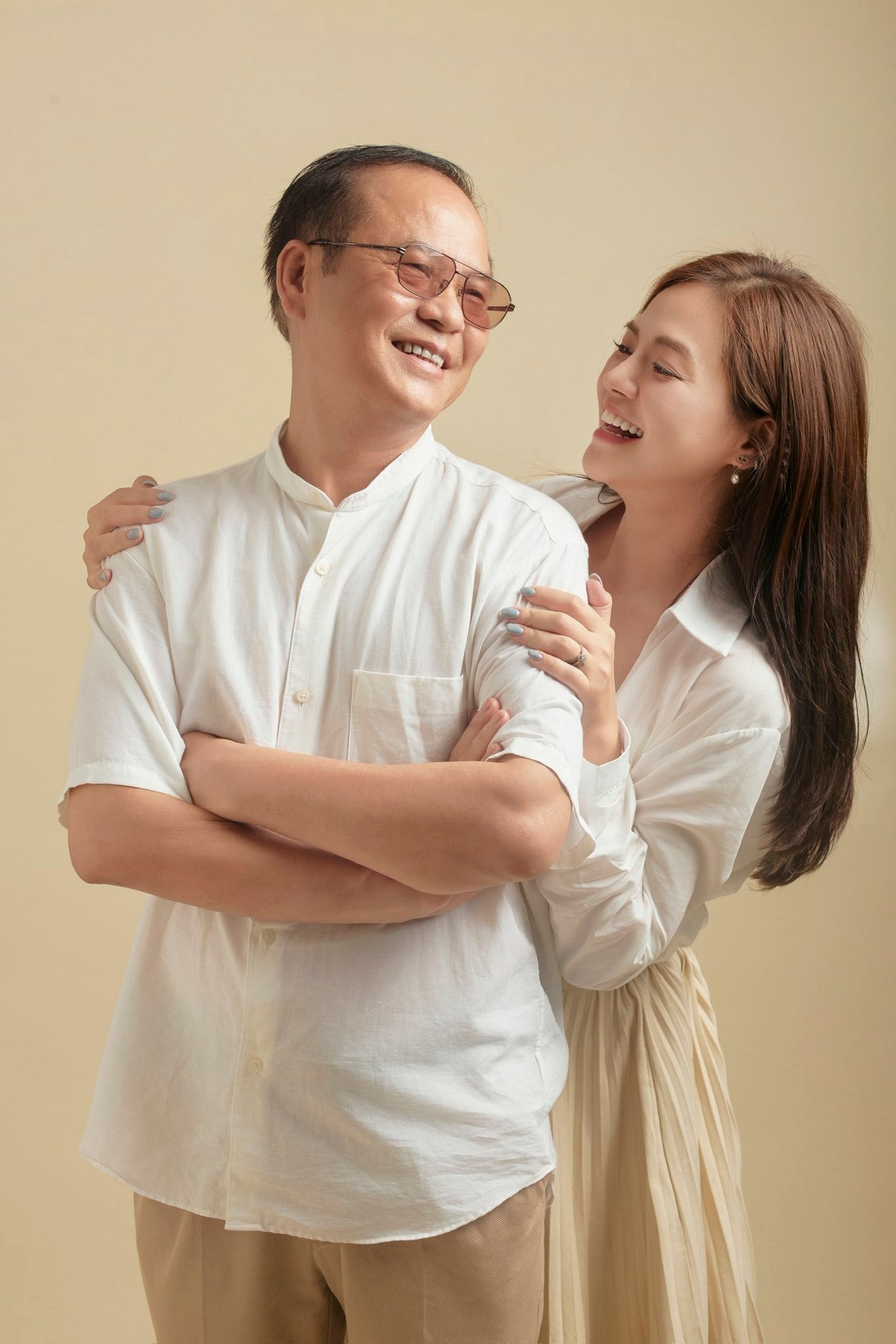 Mỹ nhân phim 'Cha tôi người ở lại' khoe bố ruột phong độ, điển trai- Ảnh 2.