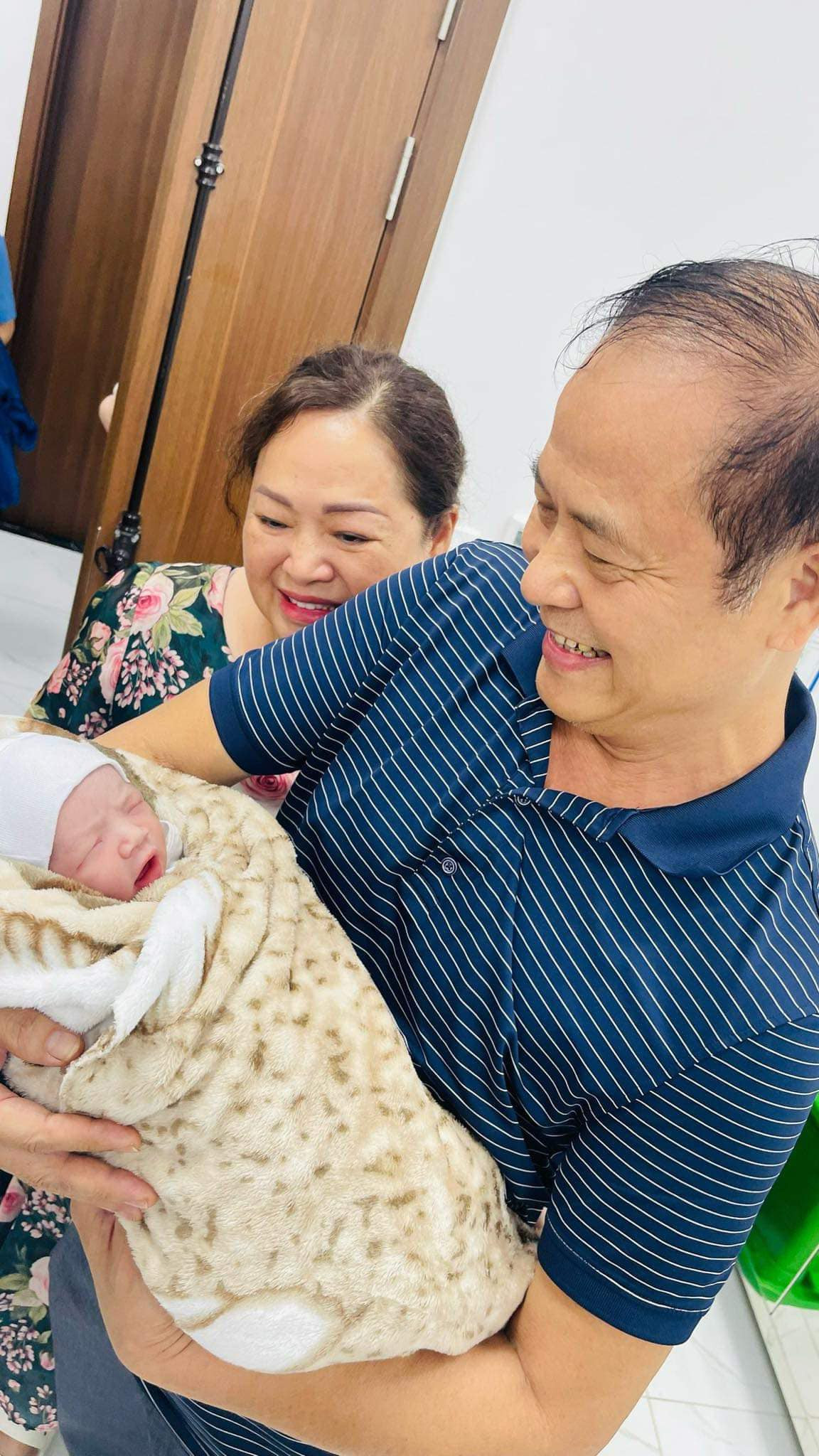 Mỹ nhân phim 'Cha tôi người ở lại' khoe bố ruột phong độ, điển trai- Ảnh 7.