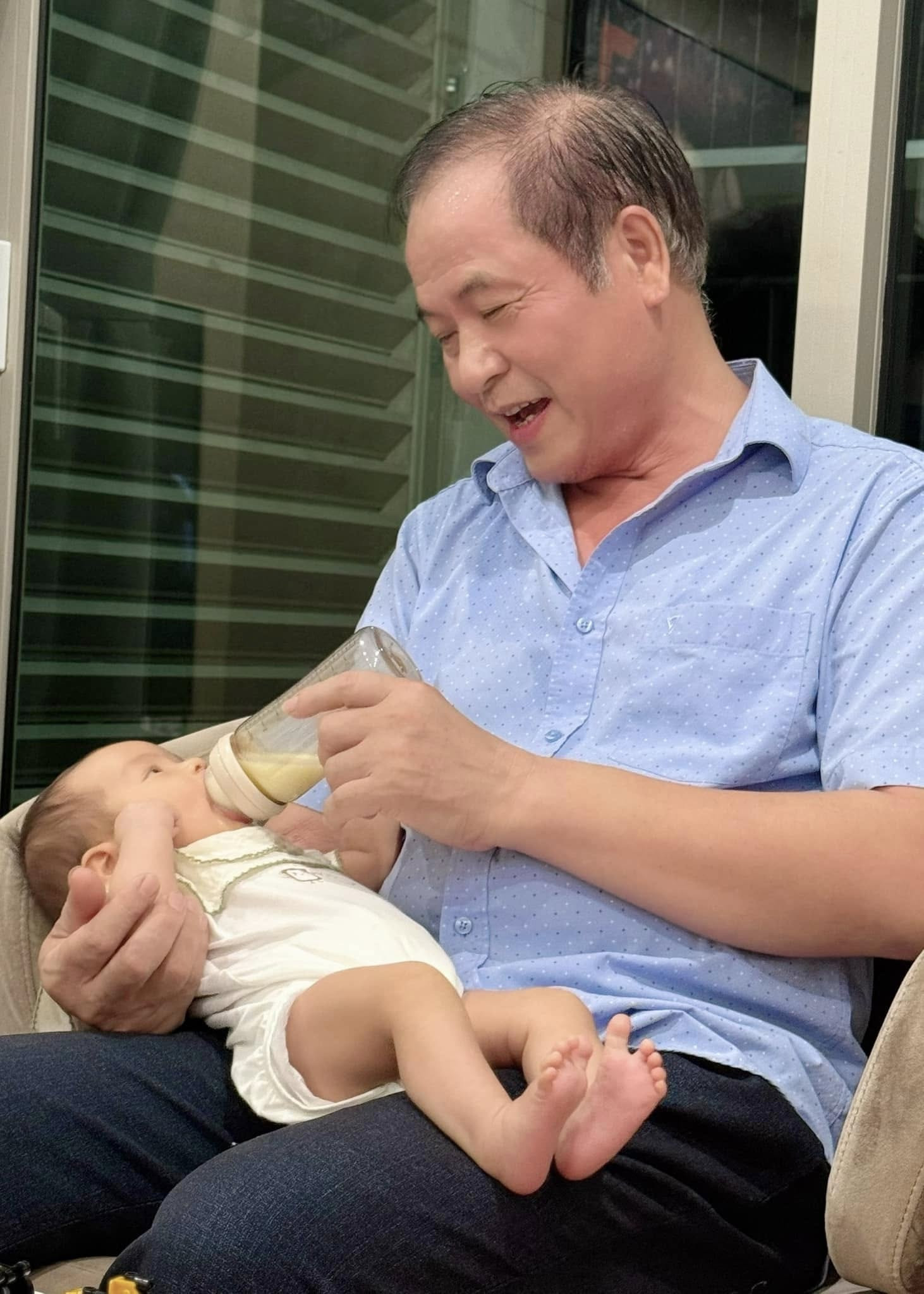 Mỹ nhân phim 'Cha tôi người ở lại' khoe bố ruột phong độ, điển trai- Ảnh 8.