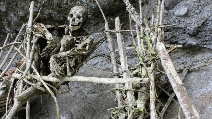 Thi thể người đã khuất được hun khói trên dàn gỗ tại quần đảo Papua New Guinea.