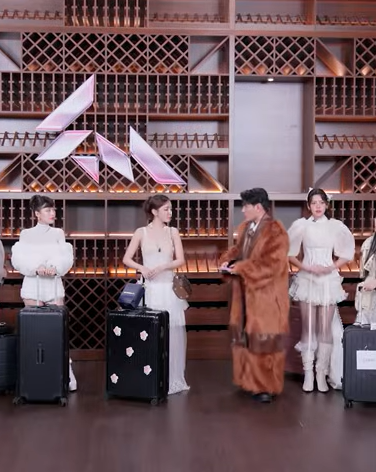 Bích Phương bị soi dùng chung đồ với tình tin đồn kém 6 tuổi