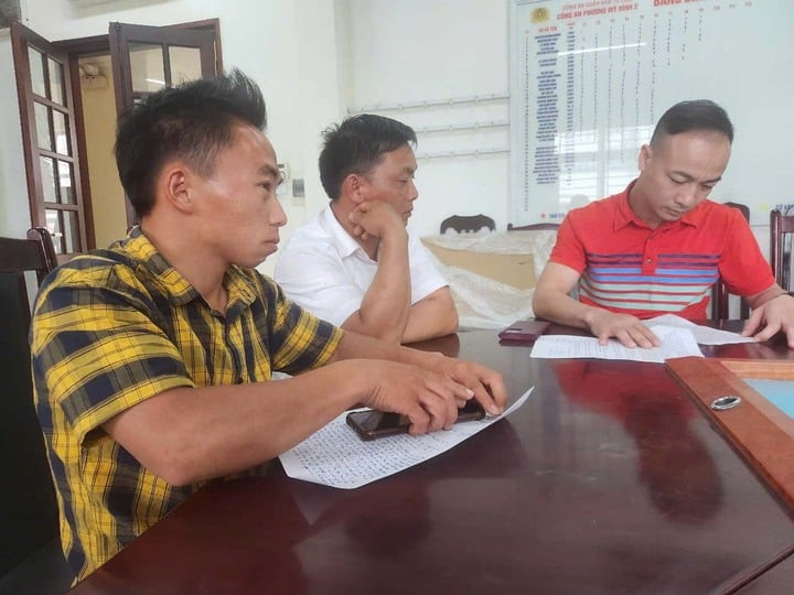 Anh Giàng Hồ (áo ca rô kẻ vàng) và anh Xuân Trường (áo đỏ) đến Công an phường Mỹ Đình 2 trình báo vụ việc. (Ảnh: Lao Động)