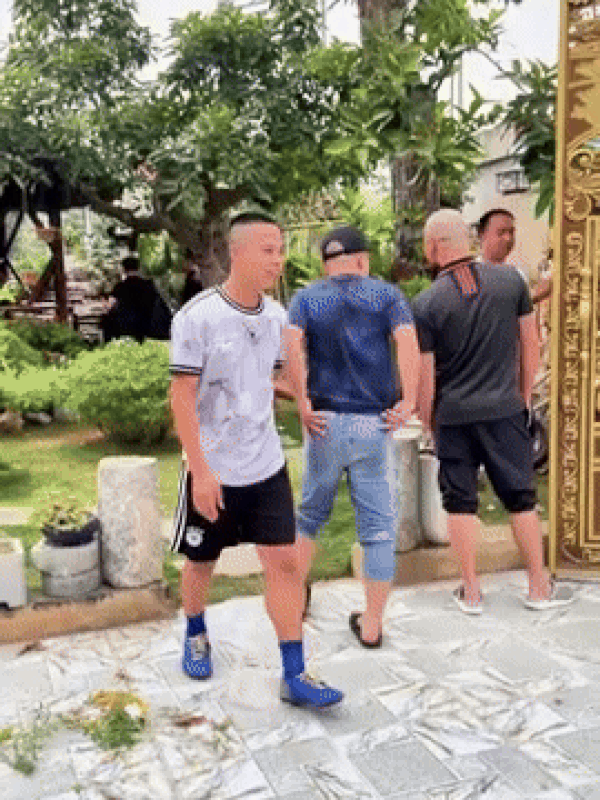 ezgif 3b119879d42821.gif