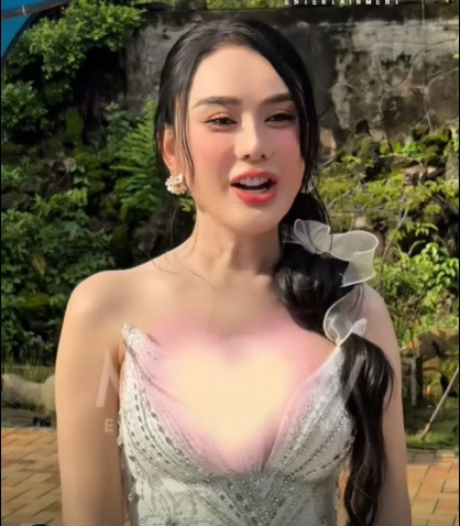 Lâm Khánh Chi mặt cứng đờ tiết lộ sợ yêu đại gia