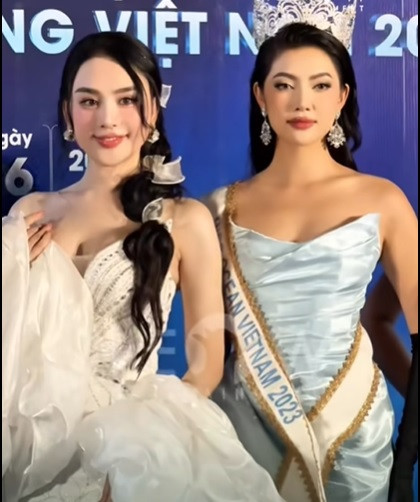 Lâm Khánh Chi mặt cứng đờ tiết lộ sợ yêu đại gia