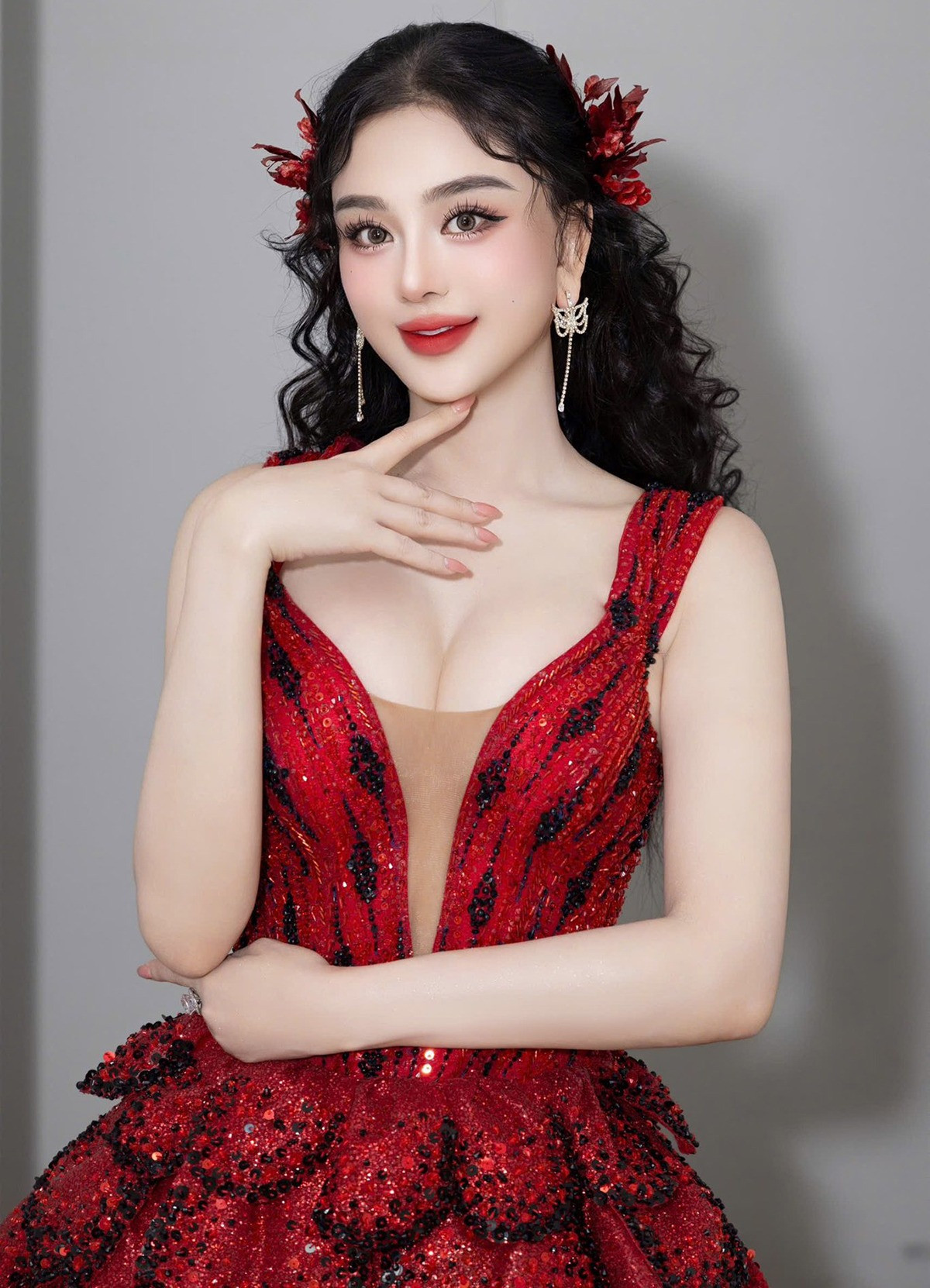 Lâm Khánh Chi mặt cứng đờ tiết lộ sợ yêu đại gia