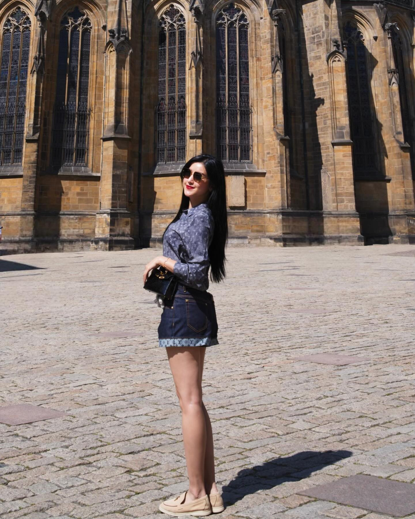 Loạt phú bà Vbiz đụng nhau chan chát đôi giày nhà giàu giá 30 triệu