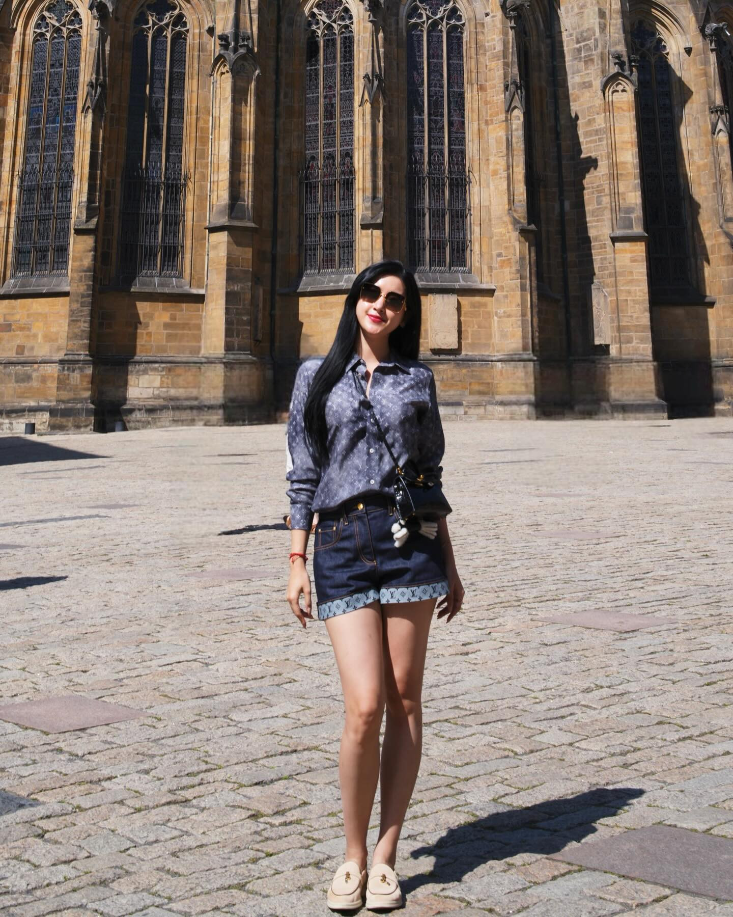 Loạt phú bà Vbiz đụng nhau chan chát đôi giày nhà giàu giá 30 triệu