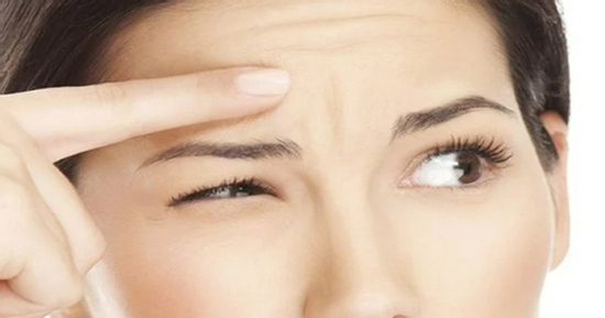 Nếp nhăn trán khi còn trẻ, làm sao để mờ dần?