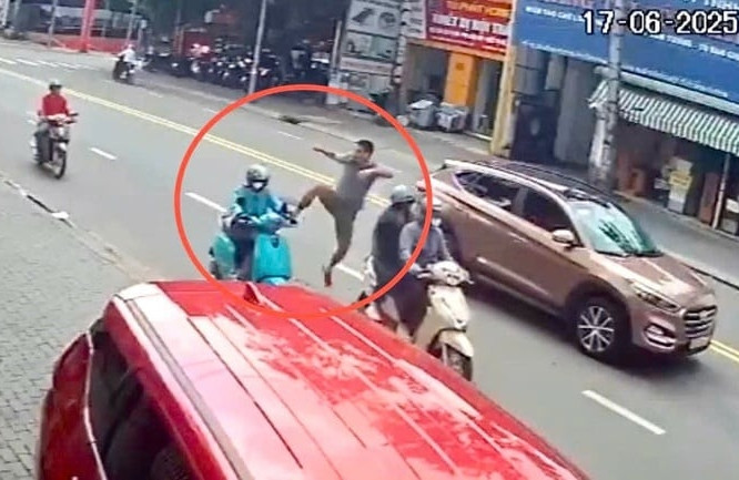 Nữ tài xế xe ôm bị người đàn ông đi ô tô đạp ngã giữa đường ở Bình Dương