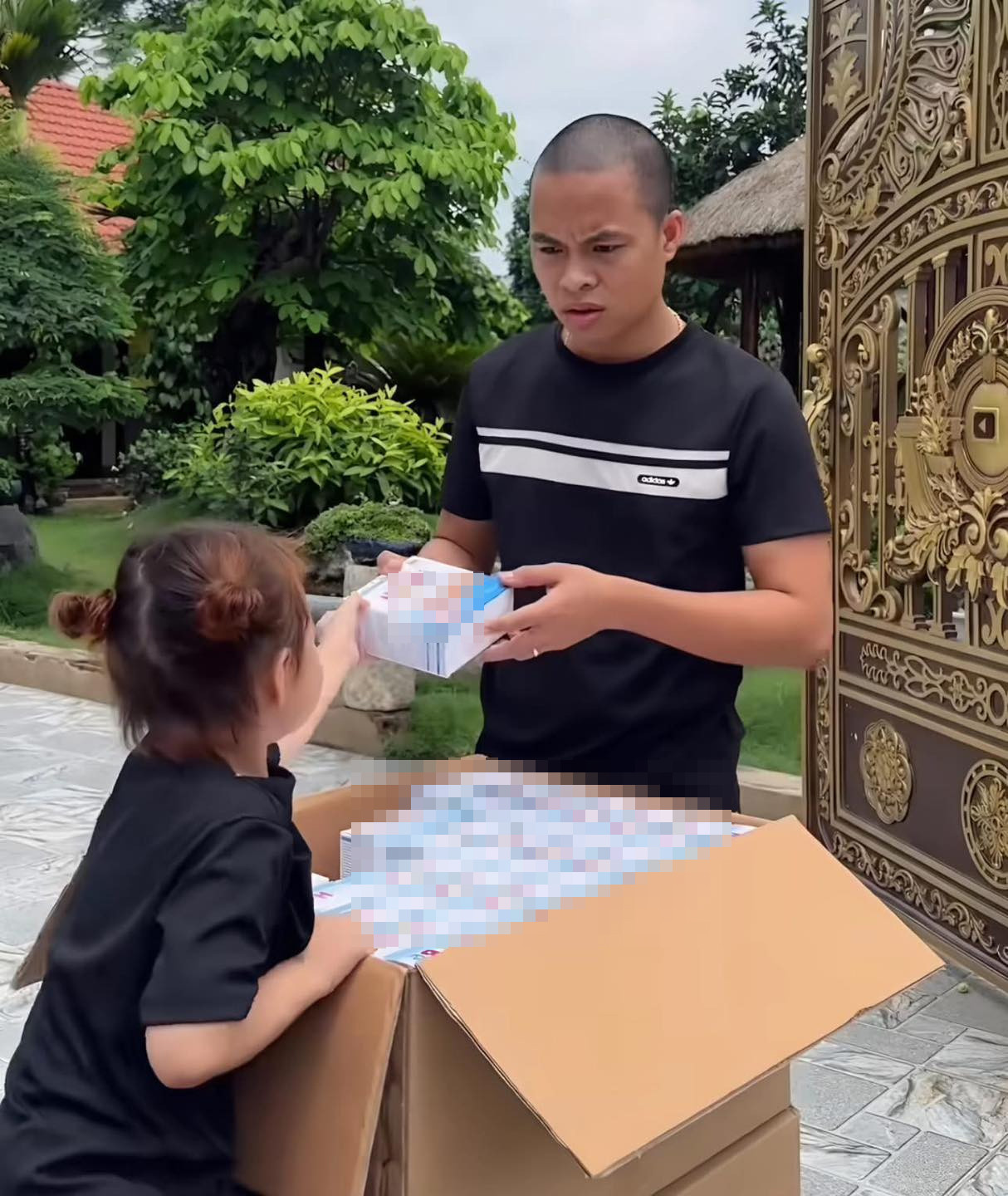 Rò rỉ hình ảnh Hải Sen từng cho con gái uống siro ăn ngon để quảng cáo gây bức xúc