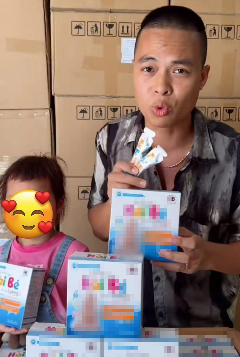 Rò rỉ hình ảnh Hải Sen từng cho con gái uống siro ăn ngon để quảng cáo gây bức xúc