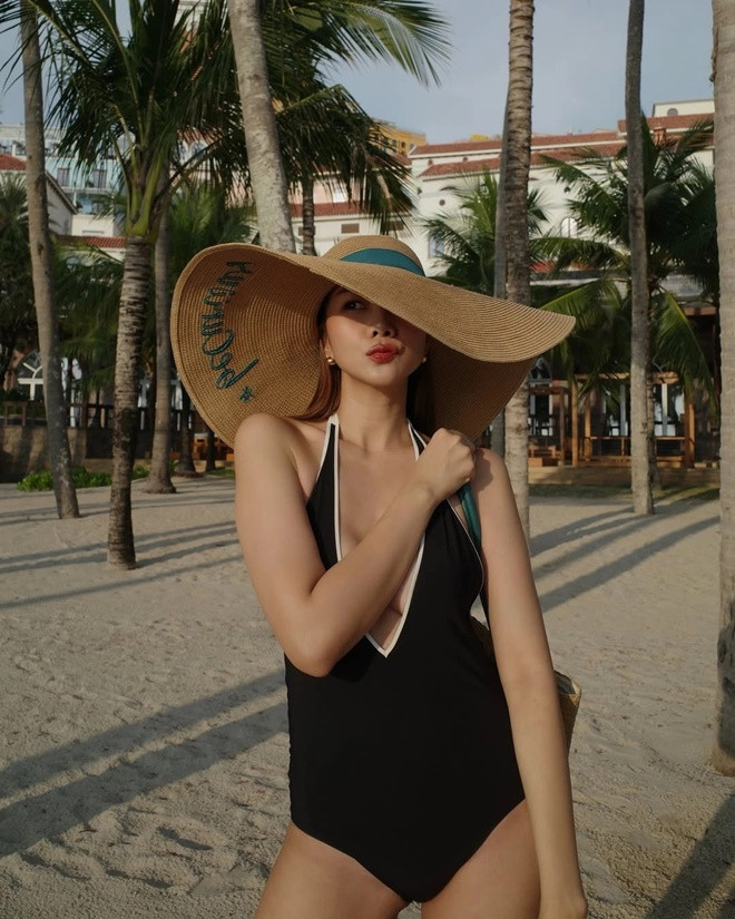 Thanh Hằng Hà Hồ diện áo tắm một mảnh vẫn gợi cảm