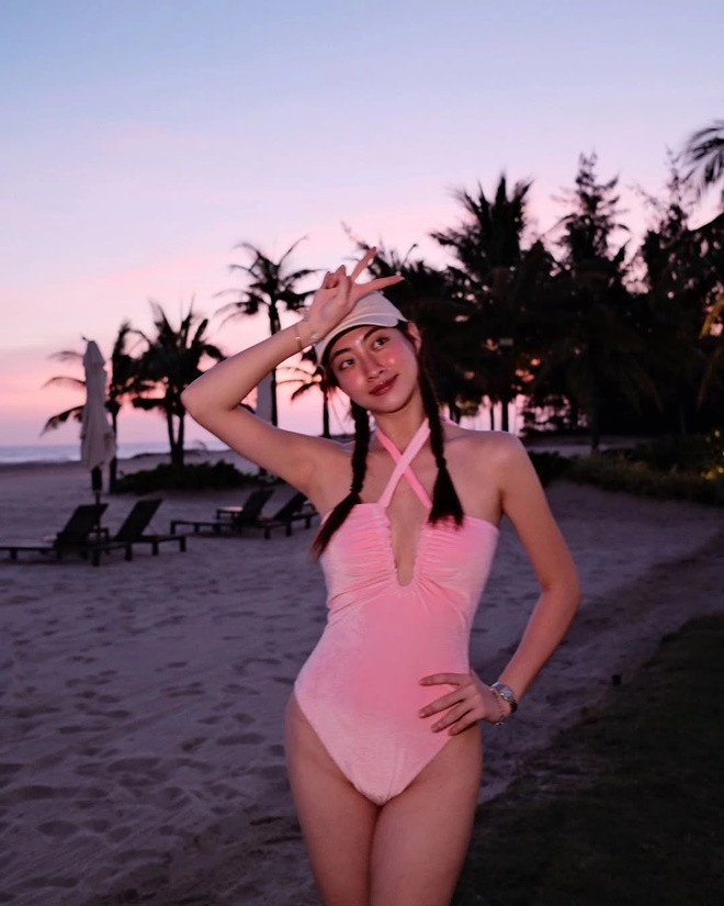 Thanh Hằng Hà Hồ diện áo tắm một mảnh vẫn gợi cảm