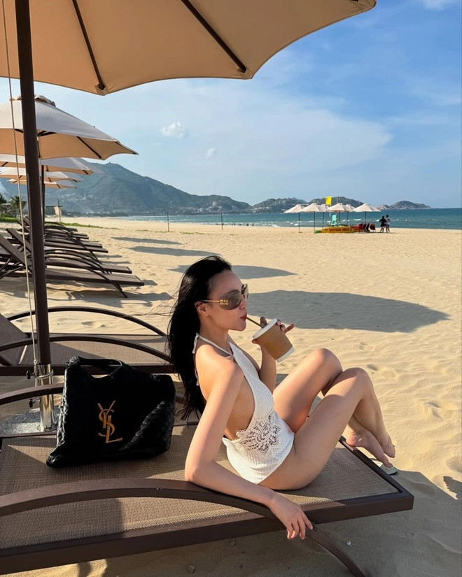 Thanh Hằng Hà Hồ diện áo tắm một mảnh vẫn gợi cảm