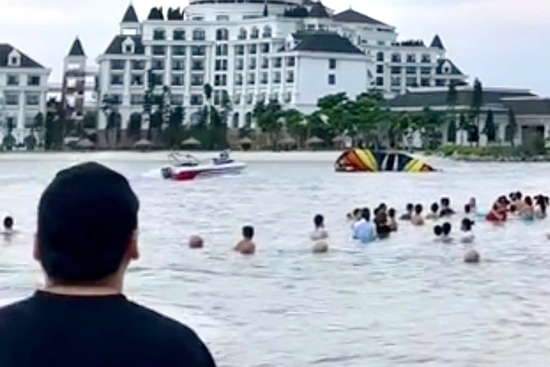 Thót tim cảnh dù lượn chao đảo rồi rơi xuống biển ở Hạ Long