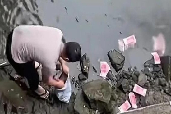 Tiền rơi đầy mặt sông, thanh niên xuống vớt 2 túi to và sự thật gây ngỡ ngàng