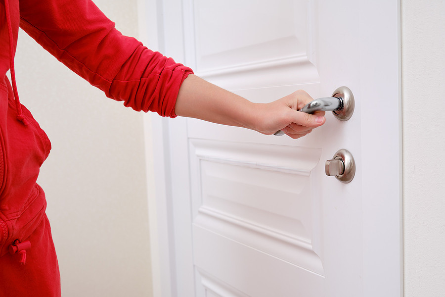 Tình Cờ Về Nhà Giờ Nghỉ Trưa, Cô Gái Phát Hiện Cảnh Tượng Không Ngờ 1 Bigstock A Woman Opens The Door Holding 463383395.Jpg