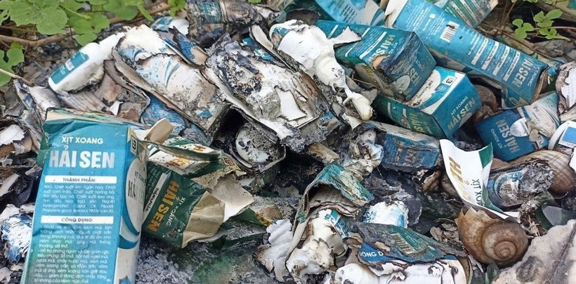 Hiện, các sản phẩm như sữa tắm, dầu gội đầu, các loại thuốc... của công ty Hải Bé được vứt đầy trên hồ Thường Xung cách nhà Hải khoảng 700m. Theo đó, xịt xoang Hải Sen, Sâm tố nữ Hải Sen vứt đầy trong bụi rậm; nhiều bao bì, giấy hướng dẫn sử dụng, các chai sản phẩm bị đốt chưa cháy hết, nhiều chai cháy thành than. Tất cả các sản phẩm bị mang đốt bỏ đang còn hạn sử dụng đến năm 2026, 2027. Nhiều người cũng đặt ra nghi vấn đây là sản phẩm hàng giả, kém chất lượng nên trước khi bị cơ quan chức năng đến làm việc Hải đã mang đốt bỏ.
