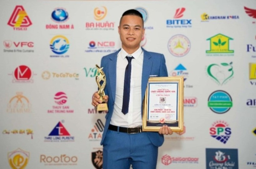 Lê Văn Hải chỉ học hết phổ thông rồi ở nhà và sau đó làm Youtube và giàu lên nhanh chóng. Hải từng được nhận chứng nhận về thương hiệu chất lượng một số sản phẩm. “Chúng tôi ở đây không ai mua các sản phẩm của gia đình Hải về dùng cả, chỉ biết Hải mang đi tiêu thụ ở nơi khác”, một người dân cho biết trên VietnamNet.