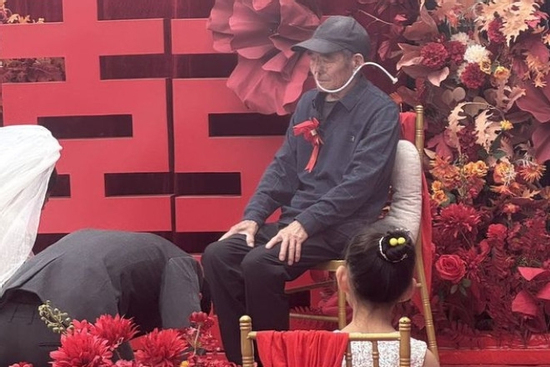 Cha đeo ống truyền dịch đến đám cưới con trai: 3 phút khiến cả hôn trường xúc động