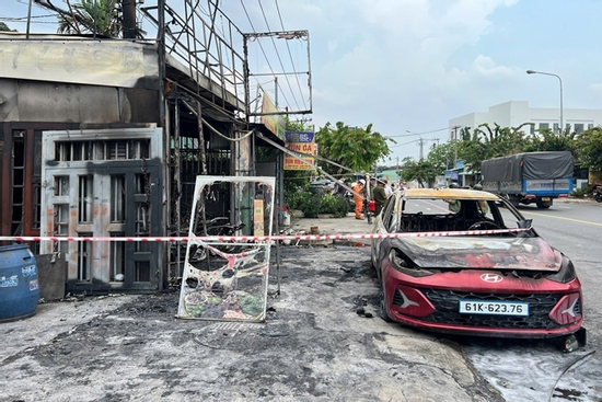 Đổ xăng dọa vợ đang làm đẹp, lửa bùng phát cháy rụi cả spa ở Bình Dương