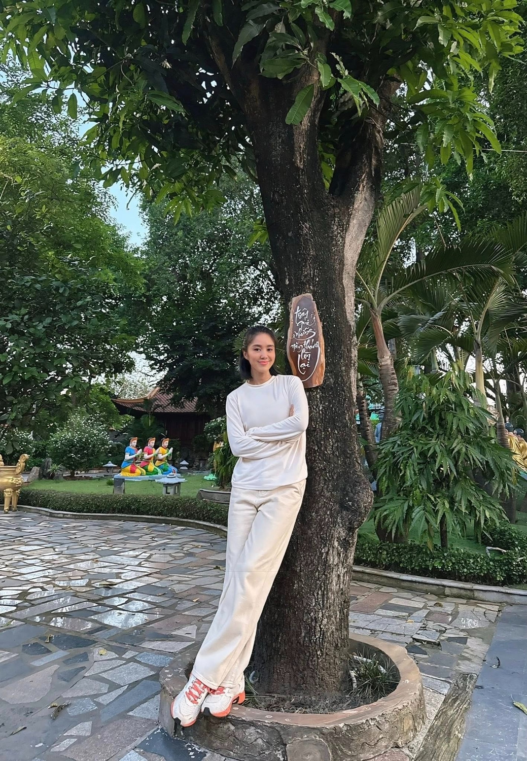 Dòng trạng thái gây chú ý của Lê Phương giữa ồn ào gia đình cố diễn viên Quý Bình