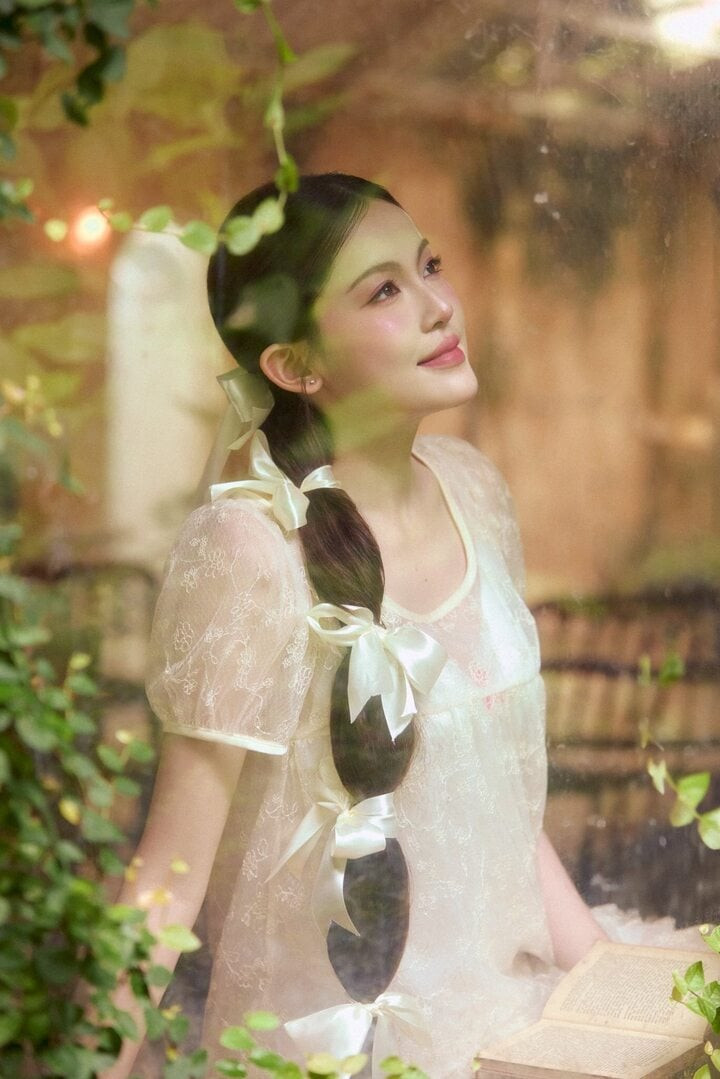 Mỹ Hàn sở hữu làn da trắng hồng, gương mặt hài hòa cùng đôi môi căng mọng.