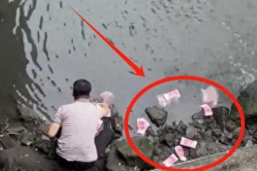Tiền rơi đầy mặt sông, thanh niên xuống vớt 2 túi to và sự thật gây ngỡ ngàng