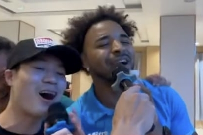Văn Toàn 'ép' Xuân Son hát bài hit của Hòa Minzy