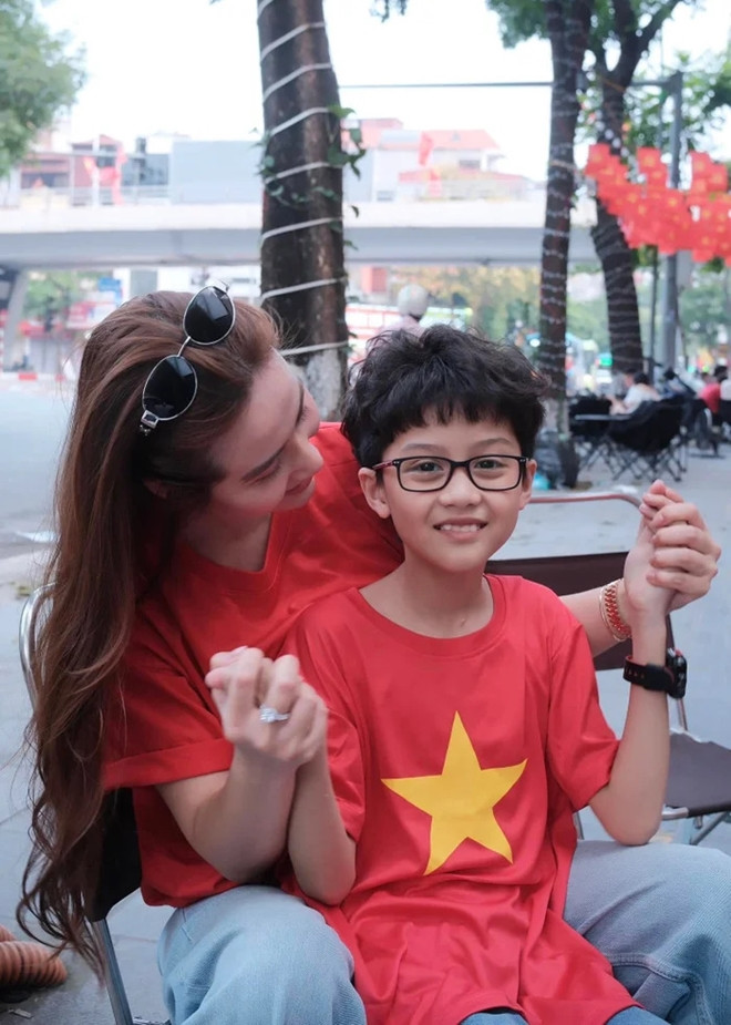 Xôn xao thông tin Huyền Lizzie có bạn trai mới